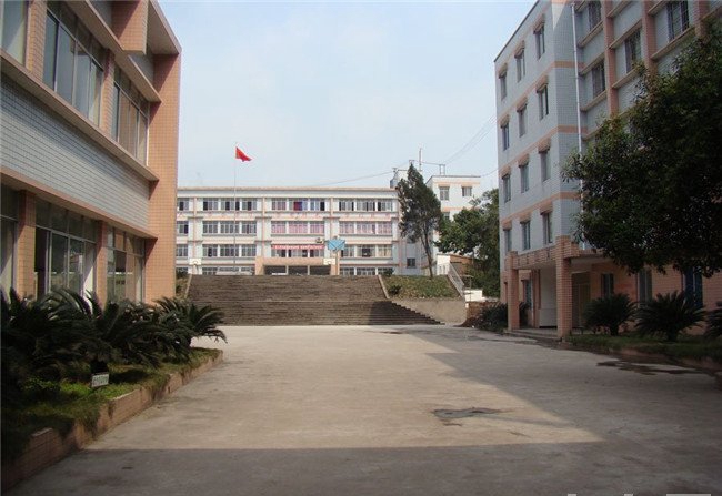 赤水市中等職業(yè)學(xué)校晨光普照的校門