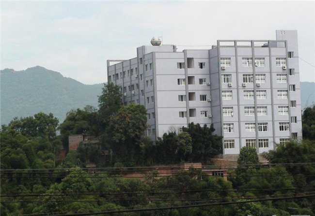赤水市中等職業(yè)學(xué)校晨光普照的校門