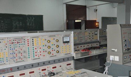 貴州省電子工業學校（貴州省國防科技工業學校）電子電工實訓室
