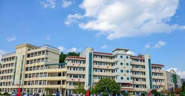 岑鞏縣中等職業技術學校放學